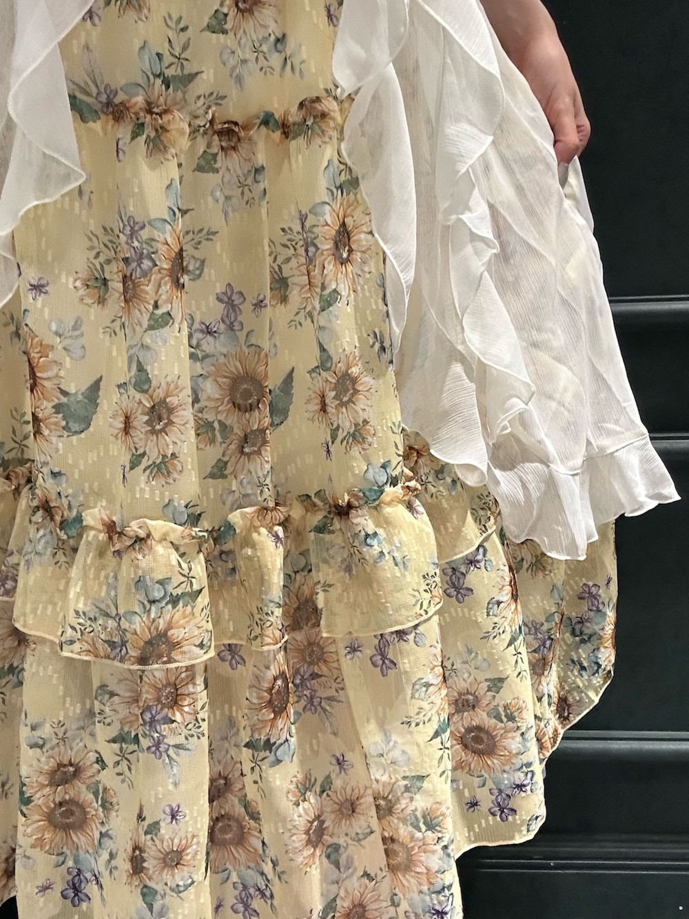 「axes femme、夏コーデ、ゆるコーデ、大人かわいい、夏服、高身長女子、ひまわり、ひまわり畑、シアー、麦わら帽子、カゴバック」|「axes femmeのラッフルフリルガウン(カーディガン/ボレロ、ホワイト系)」を使った、まみ 🎀さん(骨格ナチュラル・レディース・167cm)の夏コーディネートの9枚目の写真