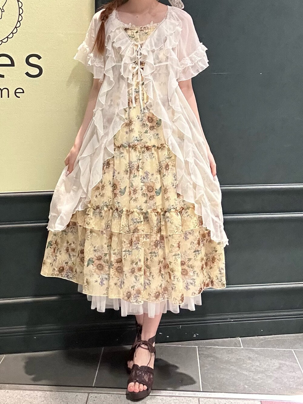 「axes femme、夏コーデ、ゆるコーデ、大人かわいい、夏服、高身長女子、ひまわり、ひまわり畑、シアー、麦わら帽子、カゴバック」|「axes femmeのラッフルフリルガウン(カーディガン/ボレロ、ホワイト系)」を使った、まみ 🎀さん(骨格ナチュラル・レディース・167cm)の夏コーディネートの5枚目の写真