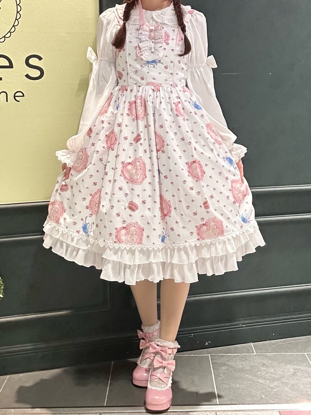 「Chalmiere」｜「Chalmiereのハッピードリームキティジャンパースカート（ジャンパースカート、ホワイト系）」を使った、まみ 🎀さん（骨格ナチュラル・レディース・167cm）の春コーディネートの4枚目の写真