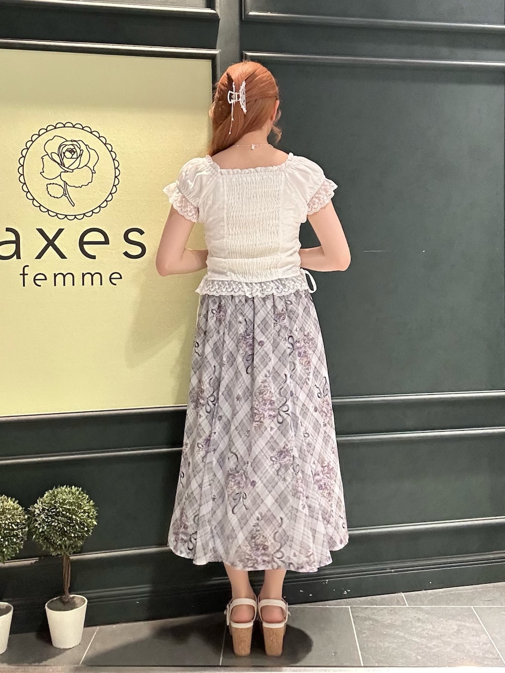 「ショルダーバッグ、サンダル、axes femme、着回しコーデ、カジュアルスタイル、初夏コーデ、夏コーデ」|「axes femmeのロージーチェックドロストスカート(スカート、グレー系)」を使った、まみ 🎀さん(骨格ナチュラル・レディース・167cm)の春コーディネートの3枚目の写真
