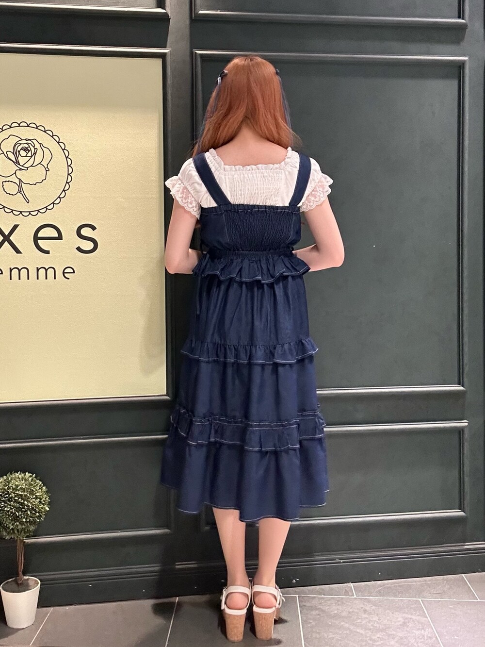 「サンダル、axes femme、初夏コーデ、着回しコーデ、オトナカワイイ、大人カジュアルコーデ」|「axes femmeのフリルデザインジャンスカ(ジャンパースカート、ブルー系)」を使った、まみ 🎀さん(骨格ナチュラル・レディース・167cm)の春コーディネートの3枚目の写真