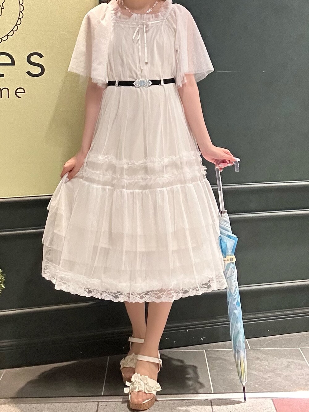 「axes femme、おでかけコーデ、大人ガーリー、ゆるシルエット、ホワイト、ホワイトコーデ」|「axes femmeのグラデーションアート柄長傘(長傘、ブルー系)」を使った、まみ 🎀さん(骨格ナチュラル・レディース・167cm)の春コーディネートの5枚目の写真