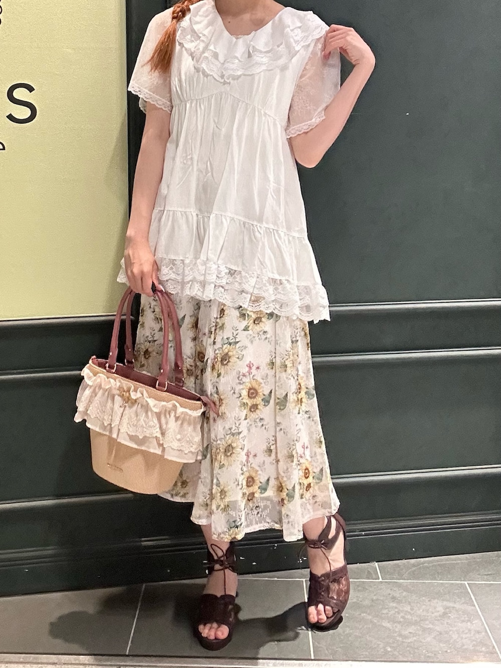 「サンダル、ひまわり、ひまわり畑、花柄、花柄スカート、夏、夏コーデ、シアー」|「axes femmeのひまわり柄ロングスカート(スカート、ホワイト系)」を使った、まみ 🎀さん(骨格ナチュラル・レディース・167cm)の夏コーディネートの4枚目の写真