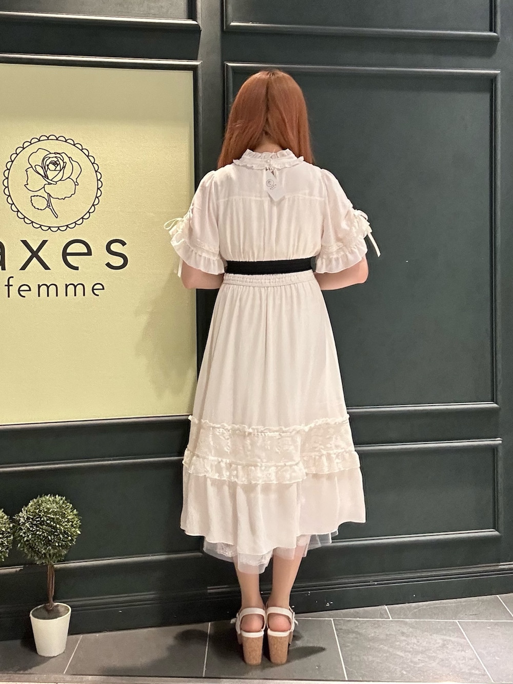 まみ 🎀さんの「カメオ付フレア袖ワンピース（axes femme）」を使ったコーディネートの3枚目の写真