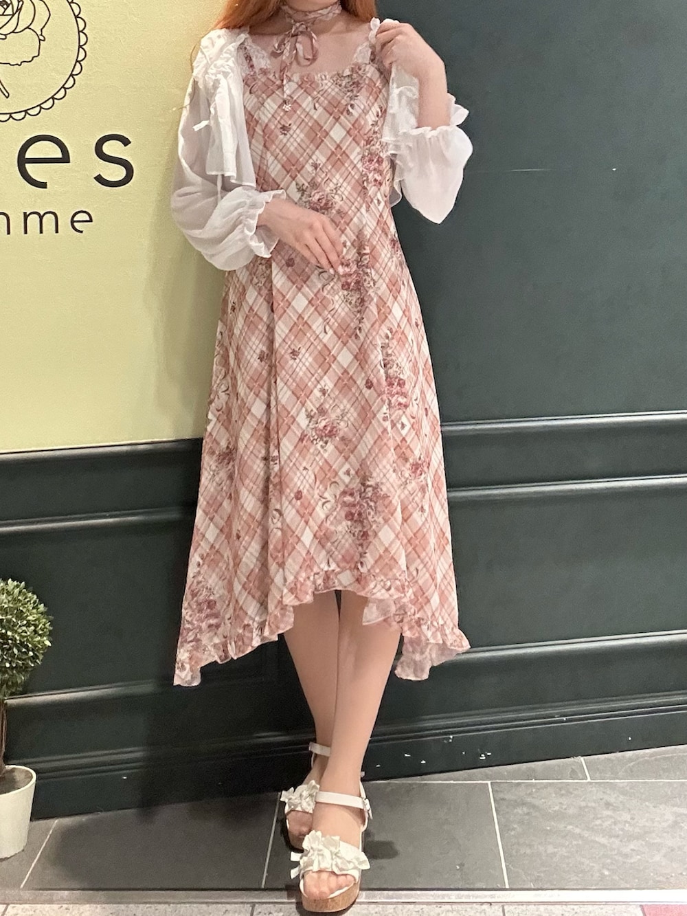 「axes femme、ラフコーデ、おしゃれさんと繋がりたい、カーディガンコーデ、キャミワンピ、サンダル、夏、夏コーデ」｜「axes femmeのロージーチェックキャミワンピース（ワンピース、オレンジ系）」を使った、まみ 🎀さん（骨格ナチュラル・レディース・167cm）の春コーディネートの6枚目の写真