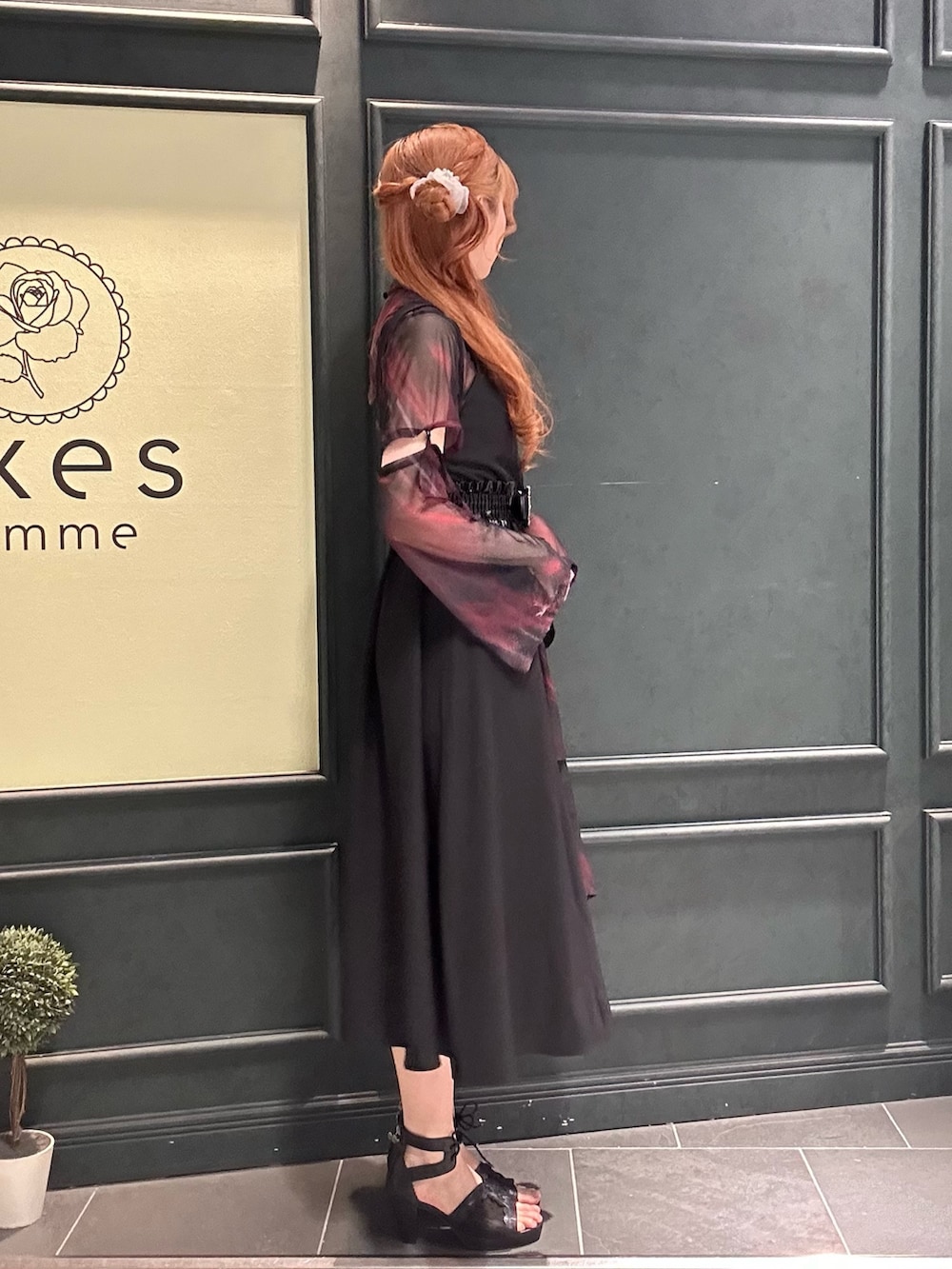 「axes femme POETIQUE、モード、マーブル、レイヤードスタイル、ブラック、ブラックコーデ、シアー、シアートップス」|「axes femme POETIQUEのマーブルシアートップス(Tシャツ/カットソー、レッド系)」を使った、まみ 🎀さん(骨格ナチュラル・レディース・167cm)の夏コーディネートの2枚目の写真