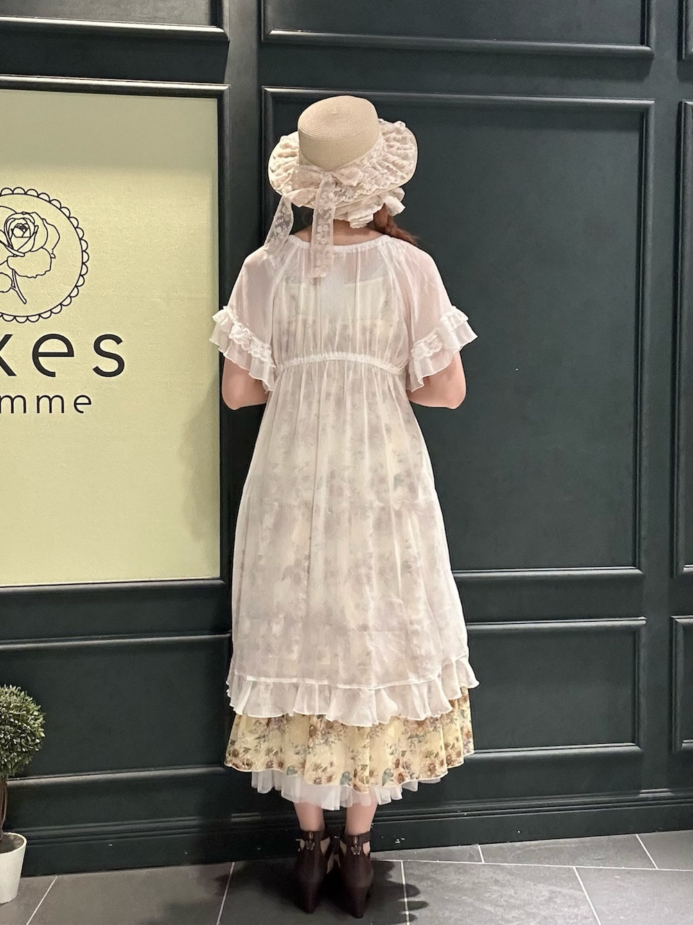「axes femme、夏コーデ、ゆるコーデ、大人かわいい、夏服、高身長女子、ひまわり、ひまわり畑、シアー、麦わら帽子、カゴバック」|「axes femmeのラッフルフリルガウン(カーディガン/ボレロ、ホワイト系)」を使った、まみ 🎀さん(骨格ナチュラル・レディース・167cm)の夏コーディネートの3枚目の写真