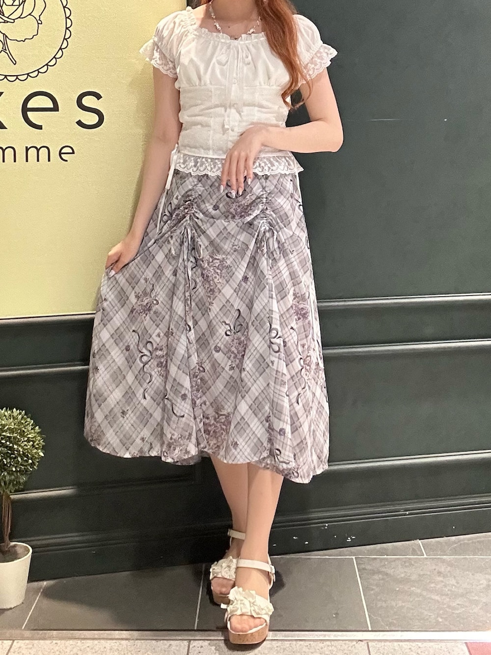 「ショルダーバッグ、サンダル、axes femme、着回しコーデ、カジュアルスタイル、初夏コーデ、夏コーデ」|「axes femmeのロージーチェックドロストスカート(スカート、グレー系)」を使った、まみ 🎀さん(骨格ナチュラル・レディース・167cm)の春コーディネートの4枚目の写真