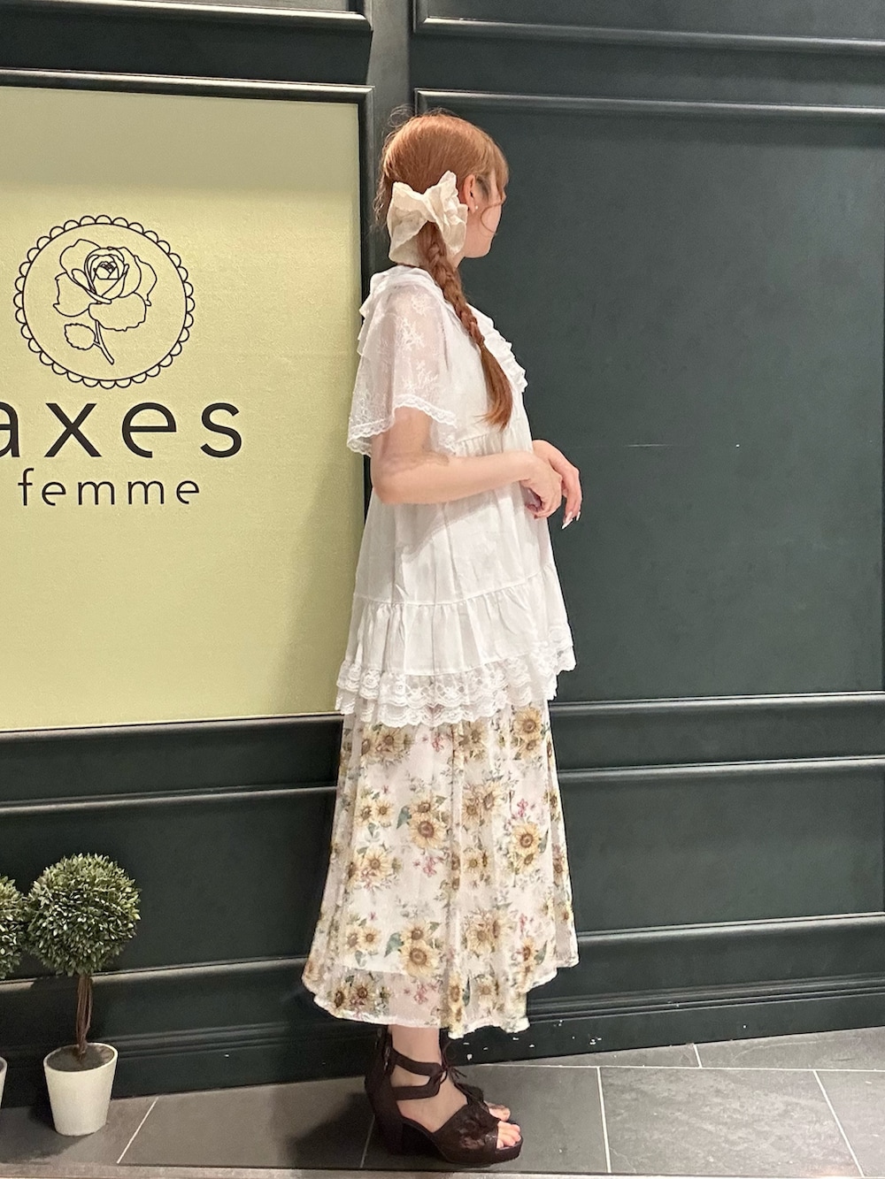 「サンダル、ひまわり、ひまわり畑、花柄、花柄スカート、夏、夏コーデ、シアー」|「axes femmeのひまわり柄ロングスカート(スカート、ホワイト系)」を使った、まみ 🎀さん(骨格ナチュラル・レディース・167cm)の夏コーディネートの2枚目の写真