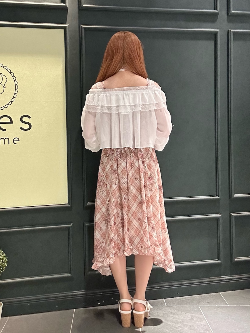 「axes femme、ラフコーデ、おしゃれさんと繋がりたい、カーディガンコーデ、キャミワンピ、サンダル、夏、夏コーデ」｜「axes femmeのロージーチェックキャミワンピース（ワンピース、オレンジ系）」を使った、まみ 🎀さん（骨格ナチュラル・レディース・167cm）の春コーディネートの3枚目の写真