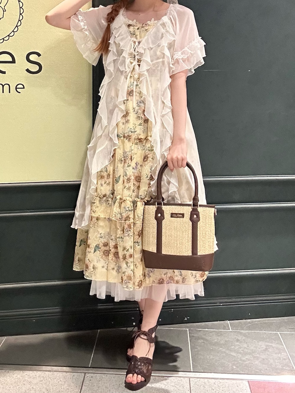 「axes femme、夏コーデ、ゆるコーデ、大人かわいい、夏服、高身長女子、ひまわり、ひまわり畑、シアー、麦わら帽子、カゴバック」|「axes femmeのラッフルフリルガウン(カーディガン/ボレロ、ホワイト系)」を使った、まみ 🎀さん(骨格ナチュラル・レディース・167cm)の夏コーディネートの4枚目の写真