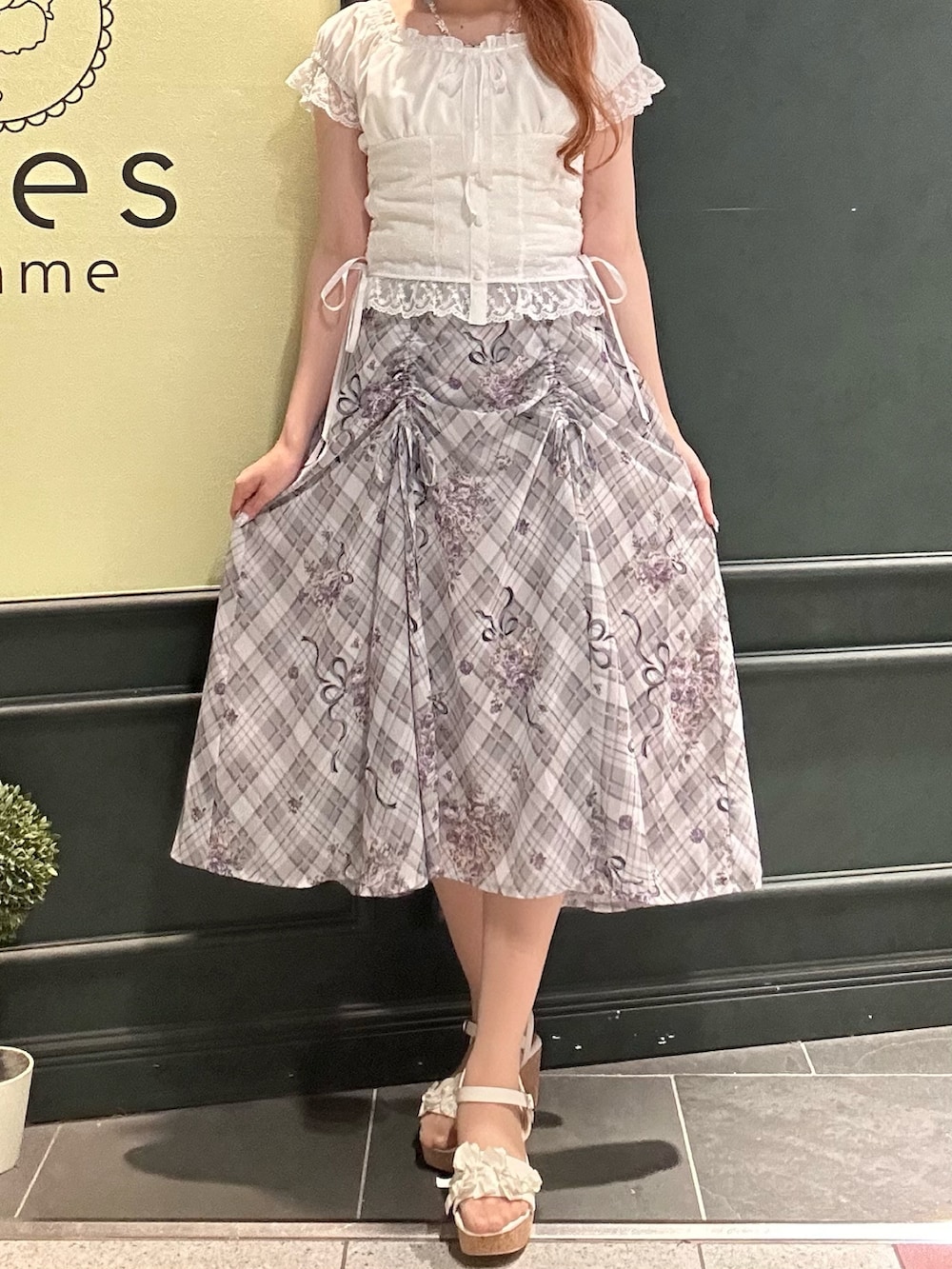 「ショルダーバッグ、サンダル、axes femme、着回しコーデ、カジュアルスタイル、初夏コーデ、夏コーデ」|「axes femmeのロージーチェックドロストスカート(スカート、グレー系)」を使った、まみ 🎀さん(骨格ナチュラル・レディース・167cm)の春コーディネートの5枚目の写真