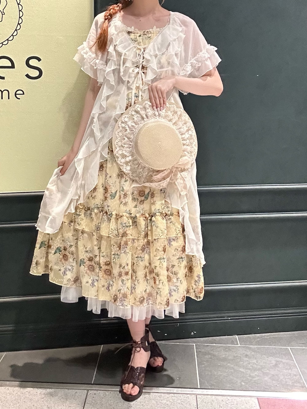 「axes femme、夏コーデ、ゆるコーデ、大人かわいい、夏服、高身長女子、ひまわり、ひまわり畑、シアー、麦わら帽子、カゴバック」|「axes femmeのラッフルフリルガウン(カーディガン/ボレロ、ホワイト系)」を使った、まみ 🎀さん(骨格ナチュラル・レディース・167cm)の夏コーディネートの6枚目の写真