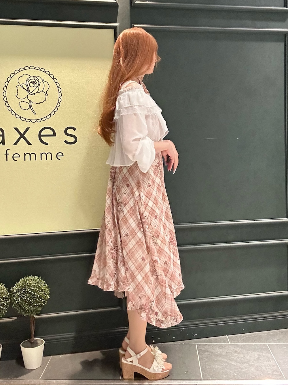 「axes femme、ラフコーデ、おしゃれさんと繋がりたい、カーディガンコーデ、キャミワンピ、サンダル、夏、夏コーデ」｜「axes femmeのロージーチェックキャミワンピース（ワンピース、オレンジ系）」を使った、まみ 🎀さん（骨格ナチュラル・レディース・167cm）の春コーディネートの2枚目の写真