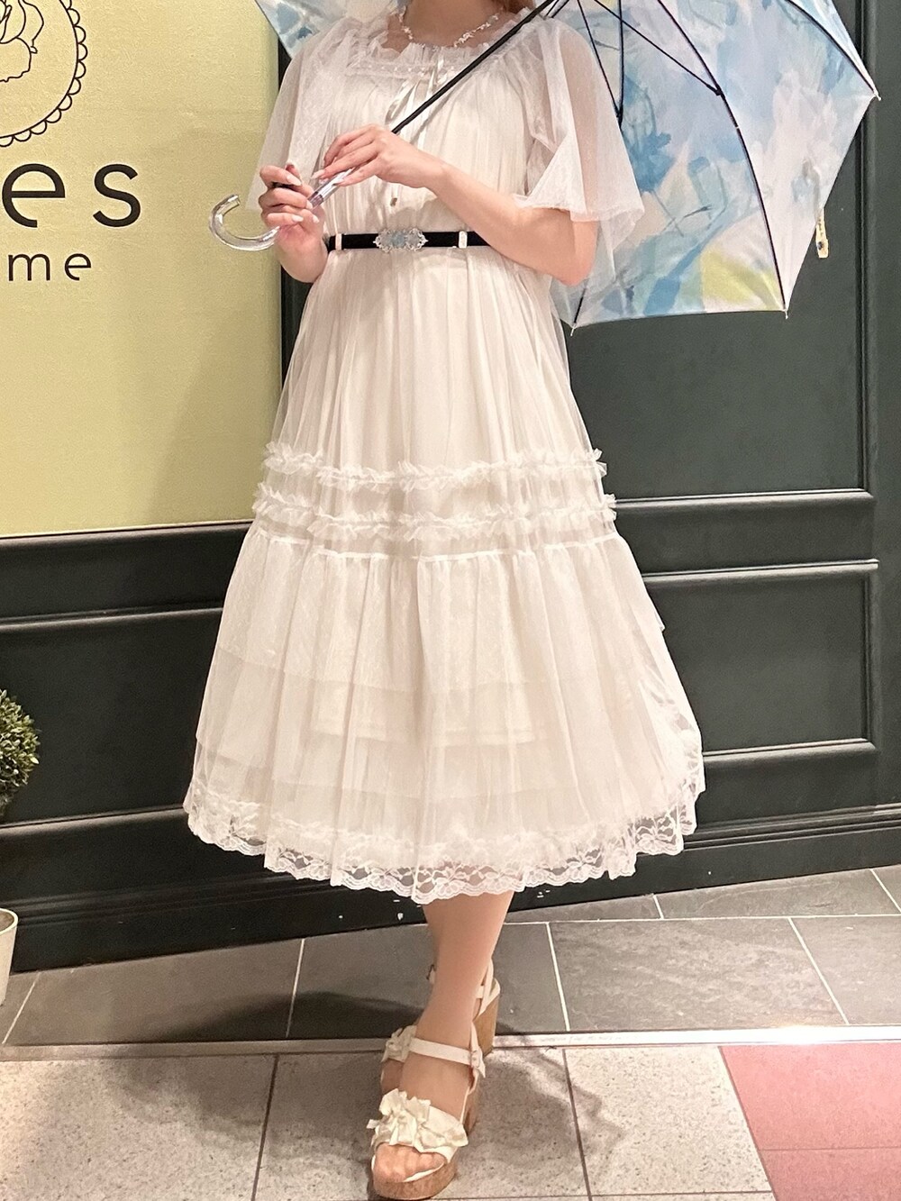 「axes femme、おでかけコーデ、大人ガーリー、ゆるシルエット、ホワイト、ホワイトコーデ」|「axes femmeのグラデーションアート柄長傘(長傘、ブルー系)」を使った、まみ 🎀さん(骨格ナチュラル・レディース・167cm)の春コーディネートの6枚目の写真