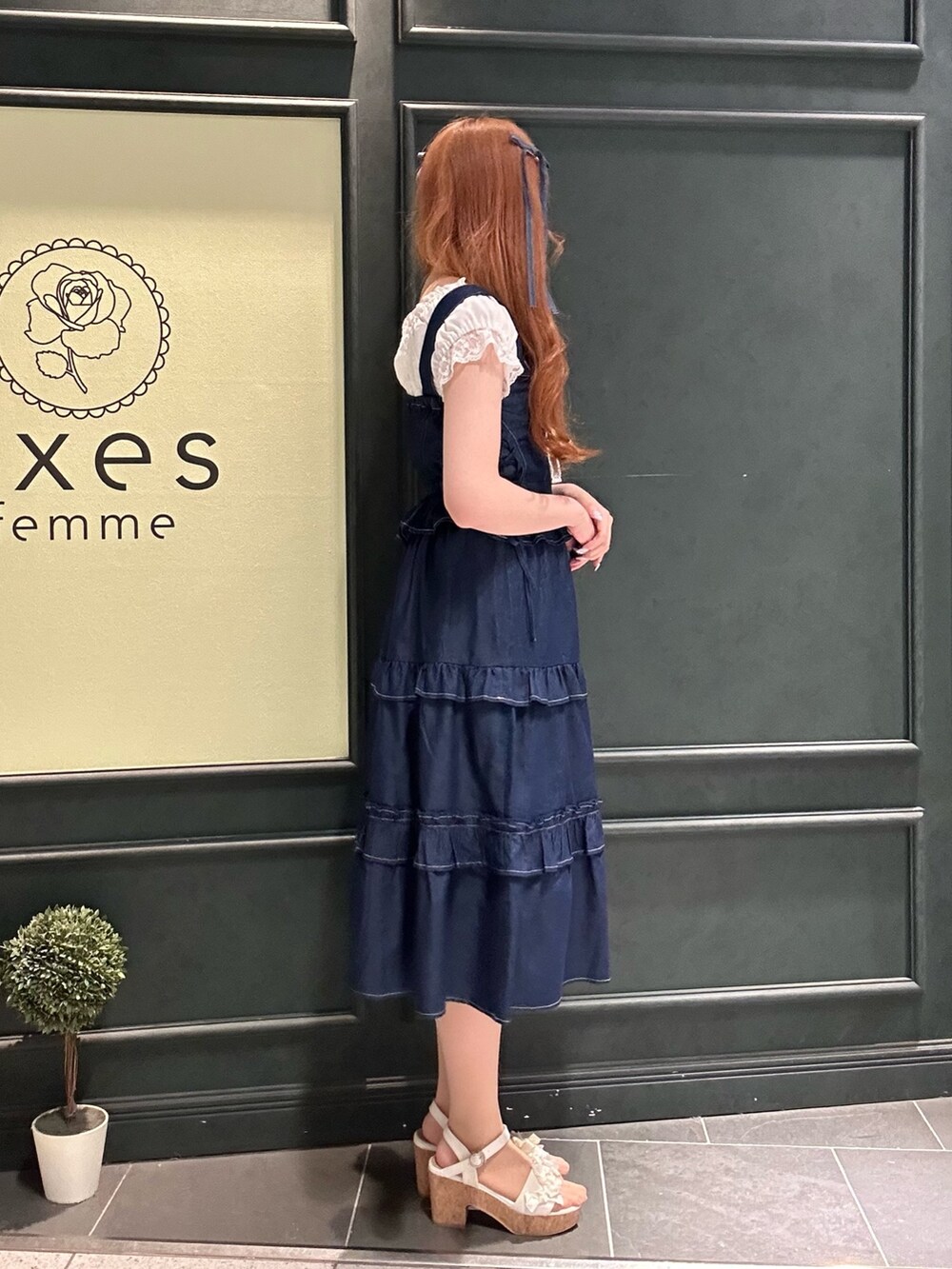「サンダル、axes femme、初夏コーデ、着回しコーデ、オトナカワイイ、大人カジュアルコーデ」|「axes femmeのフリルデザインジャンスカ(ジャンパースカート、ブルー系)」を使った、まみ 🎀さん(骨格ナチュラル・レディース・167cm)の春コーディネートの2枚目の写真