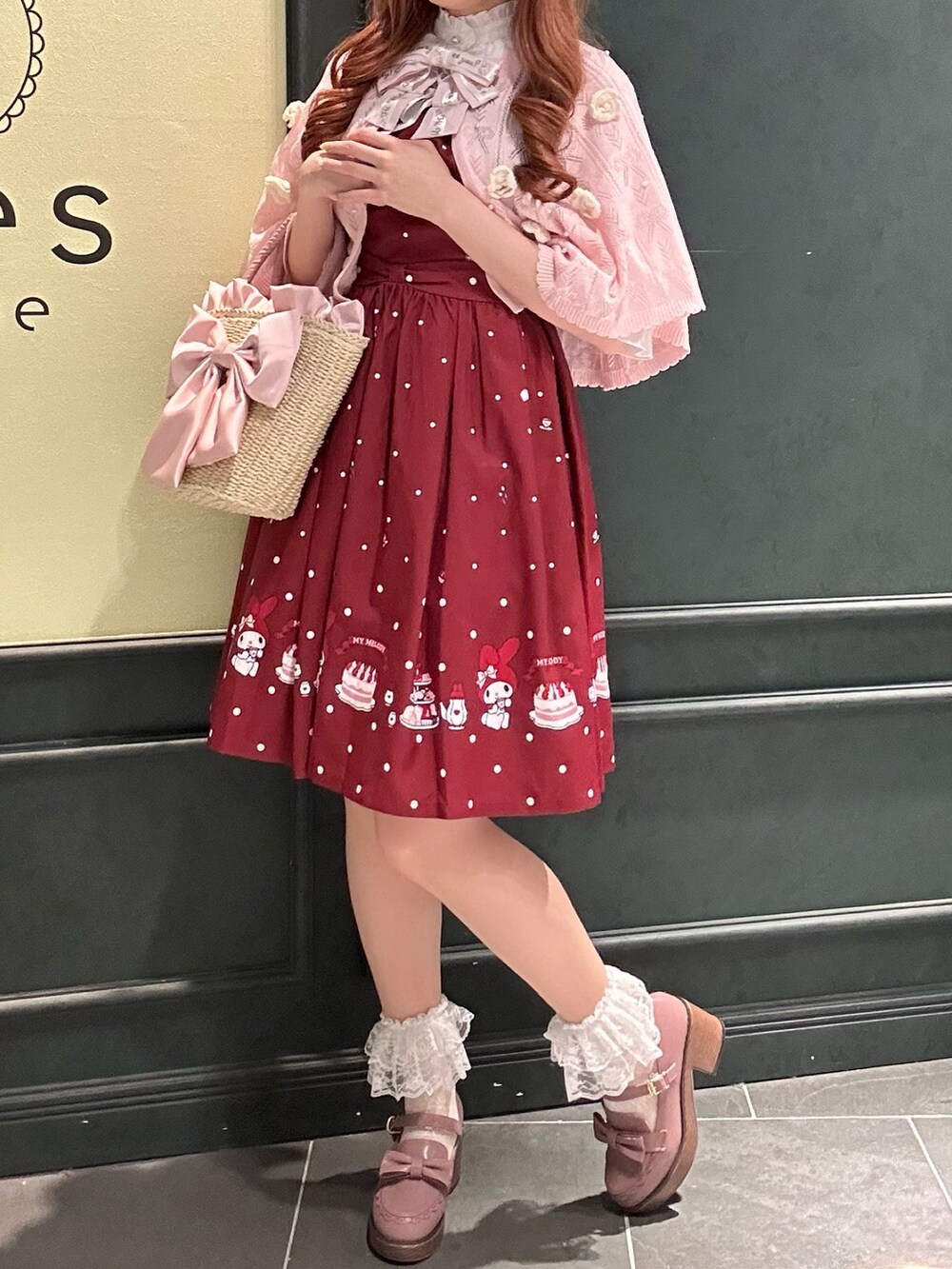 「axes femme、コラボ、マイメロディ、サンリオコラボ、ガーリー、ガーリーコーデ、ピンク、ピンクコーデ」｜「axes femmeのマイメロディ／ニットケープ（カーディガン/ボレロ、ピンク系）」を使った、まみ 🎀さん（骨格ナチュラル・レディース・167cm）の春コーディネートの4枚目の写真