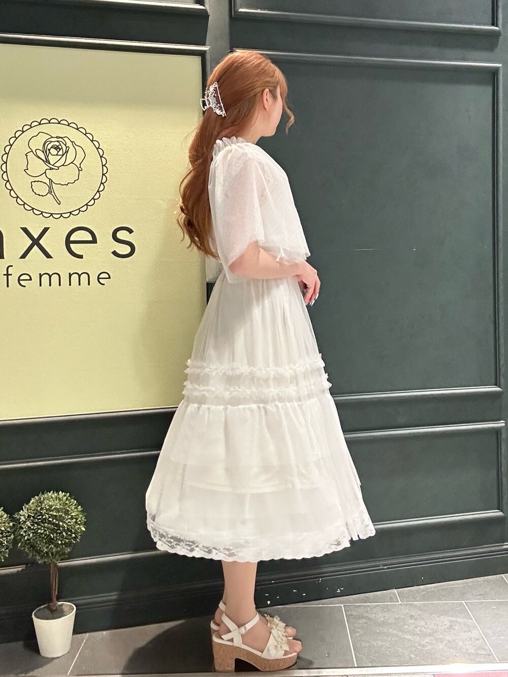 「axes femme、おでかけコーデ、大人ガーリー、ゆるシルエット、ホワイト、ホワイトコーデ」|「axes femmeのグラデーションアート柄長傘(長傘、ブルー系)」を使った、まみ 🎀さん(骨格ナチュラル・レディース・167cm)の春コーディネートの2枚目の写真