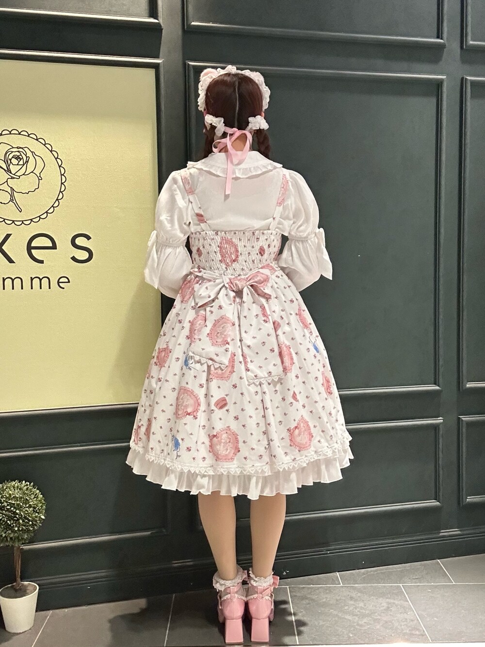 「Chalmiere」｜「Chalmiereのハッピードリームキティジャンパースカート（ジャンパースカート、ホワイト系）」を使った、まみ 🎀さん（骨格ナチュラル・レディース・167cm）の春コーディネートの3枚目の写真