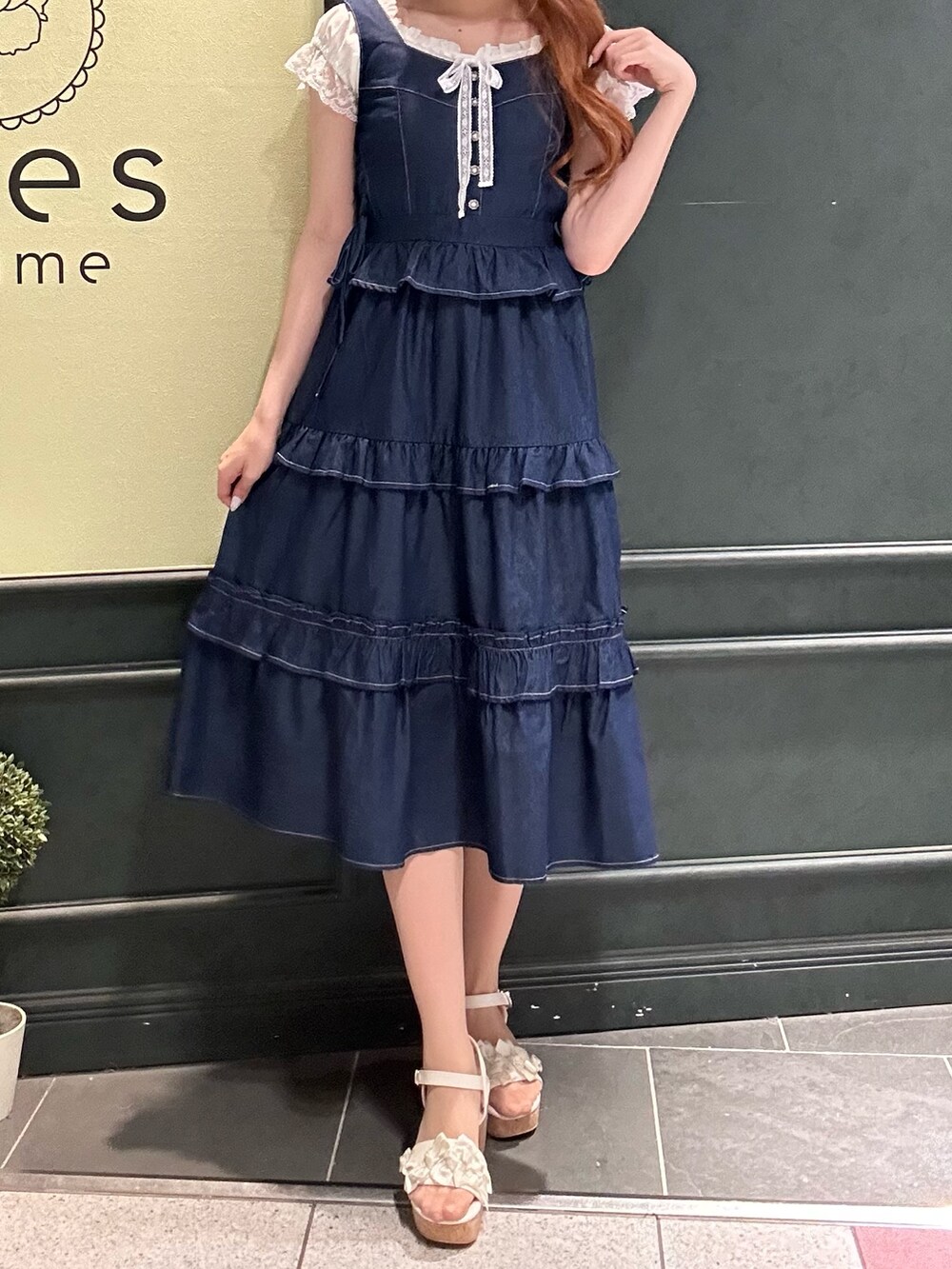 「サンダル、axes femme、初夏コーデ、着回しコーデ、オトナカワイイ、大人カジュアルコーデ」|「axes femmeのフリルデザインジャンスカ(ジャンパースカート、ブルー系)」を使った、まみ 🎀さん(骨格ナチュラル・レディース・167cm)の春コーディネートの7枚目の写真