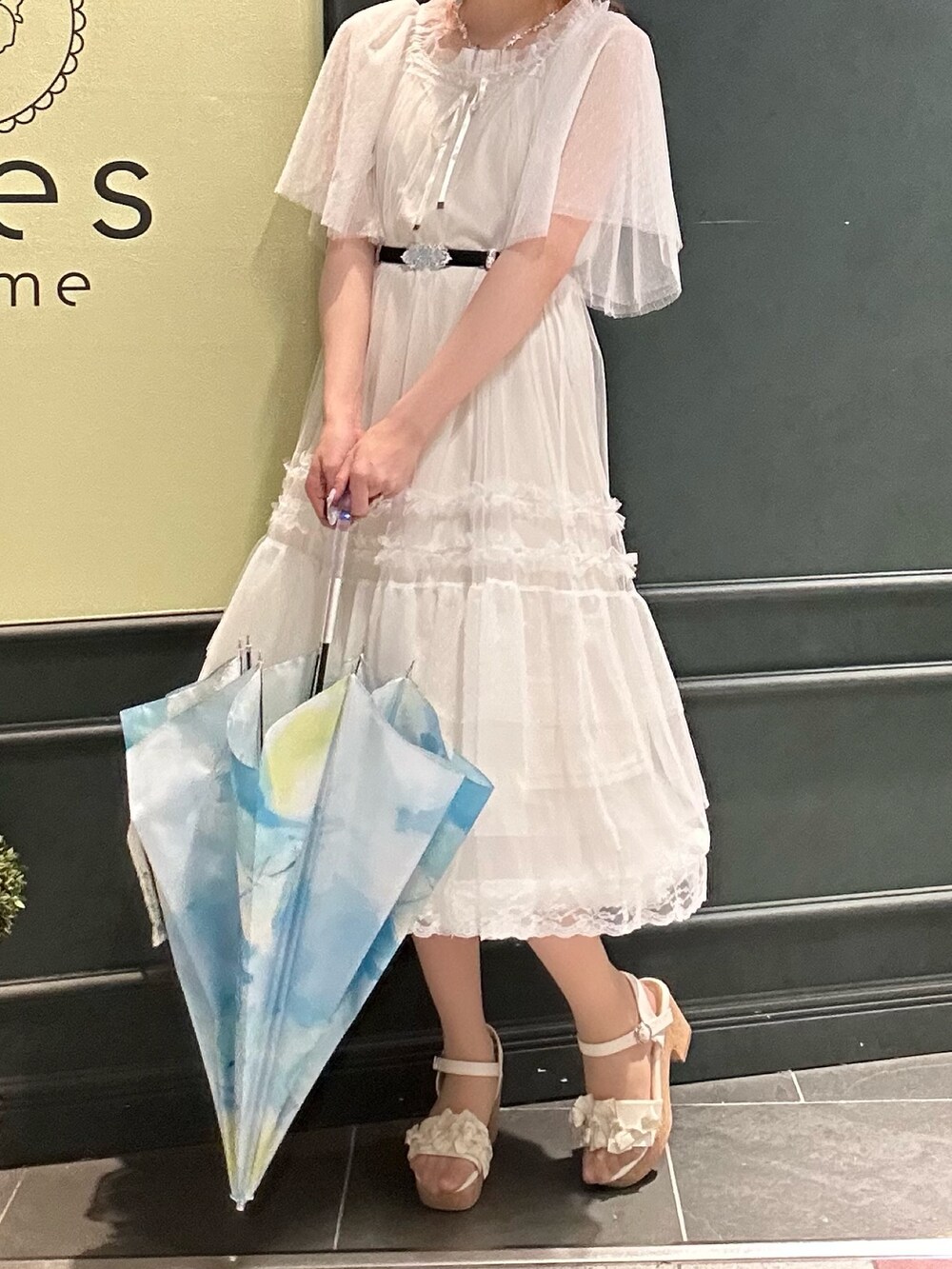 「axes femme、おでかけコーデ、大人ガーリー、ゆるシルエット、ホワイト、ホワイトコーデ」|「axes femmeのグラデーションアート柄長傘(長傘、ブルー系)」を使った、まみ 🎀さん(骨格ナチュラル・レディース・167cm)の春コーディネートの4枚目の写真