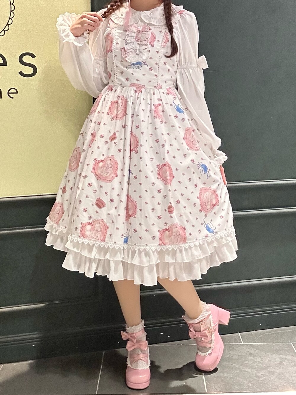 「Chalmiere」｜「Chalmiereのハッピードリームキティジャンパースカート（ジャンパースカート、ホワイト系）」を使った、まみ 🎀さん（骨格ナチュラル・レディース・167cm）の春コーディネートの5枚目の写真