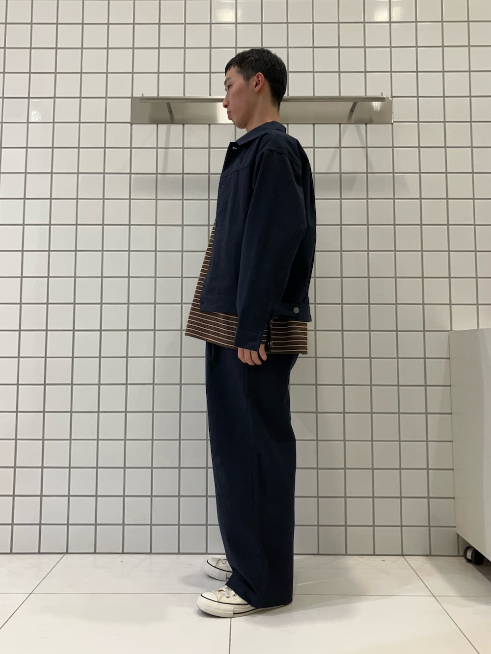 ブラウン系のTシャツ/カットソー、ブルー系のブルゾン、ブルー系のその他パンツを着用したメンズの春コーディネートの2枚目の写真