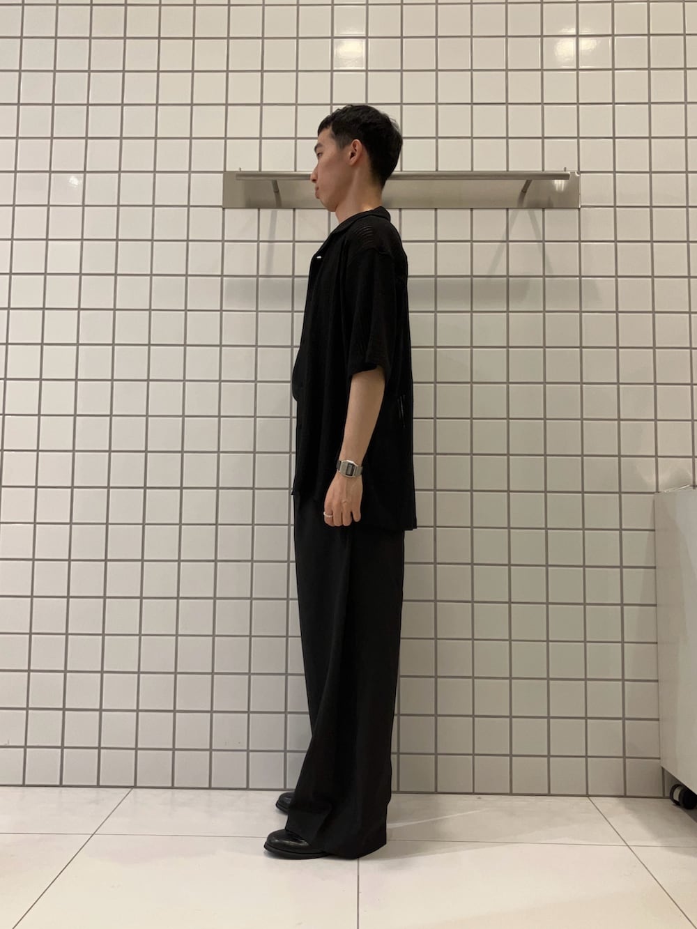 グレー系のタンクトップ、ブラック系のシャツ/ブラウス、ブラック系のスラックスを着用したメンズの夏コーディネートの2枚目の写真