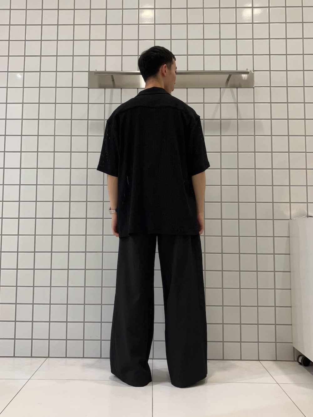 グレー系のタンクトップ、ブラック系のシャツ/ブラウス、ブラック系のスラックスを着用したメンズの夏コーディネートの3枚目の写真