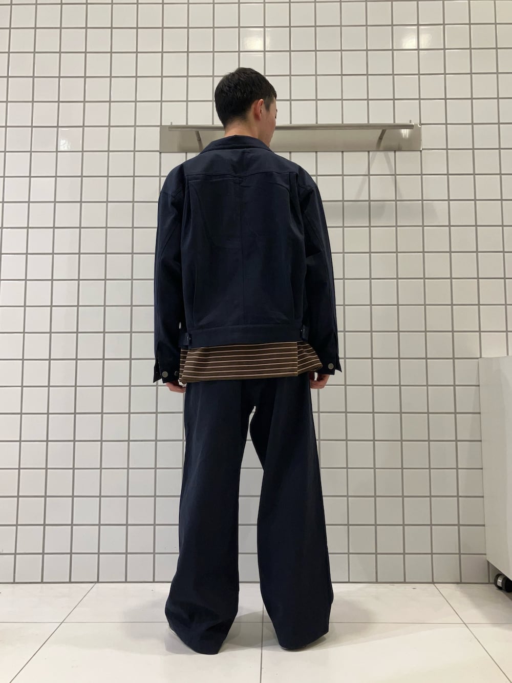 ブラウン系のTシャツ/カットソー、ブルー系のブルゾン、ブルー系のその他パンツを着用したメンズの春コーディネートの3枚目の写真