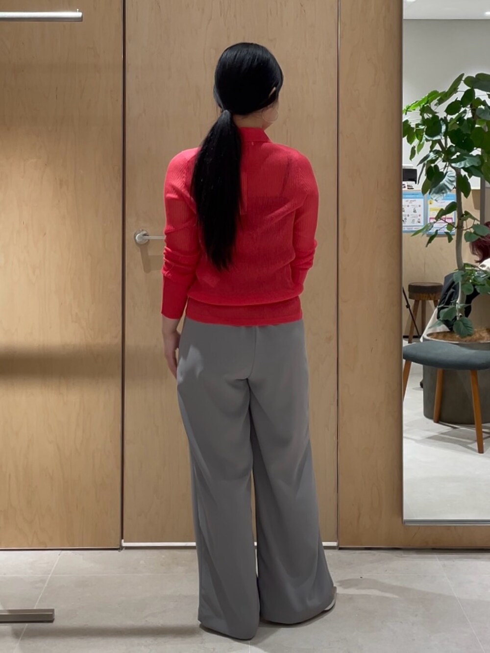 グレー系のその他パンツ、シルバー系のブーツ、ピンク系のニット/セーターを着用したレディースの春コーディネートの3枚目の写真