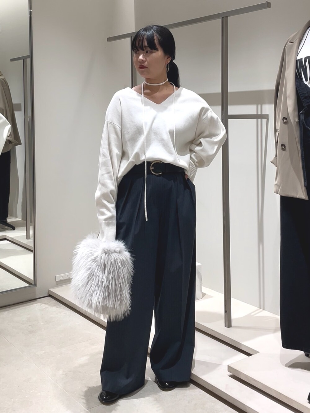 ブルー系のその他パンツ、ホワイト系のニット/セーター、ブラック系のブーツを着用したレディースの秋コーディネートの5枚目の写真