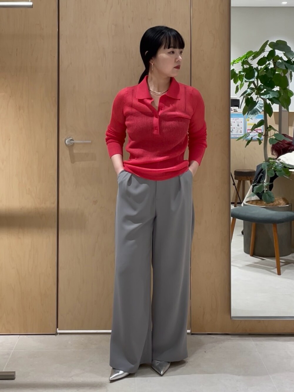 グレー系のその他パンツ、シルバー系のブーツ、ピンク系のニット/セーターを着用したレディースの春コーディネートの4枚目の写真