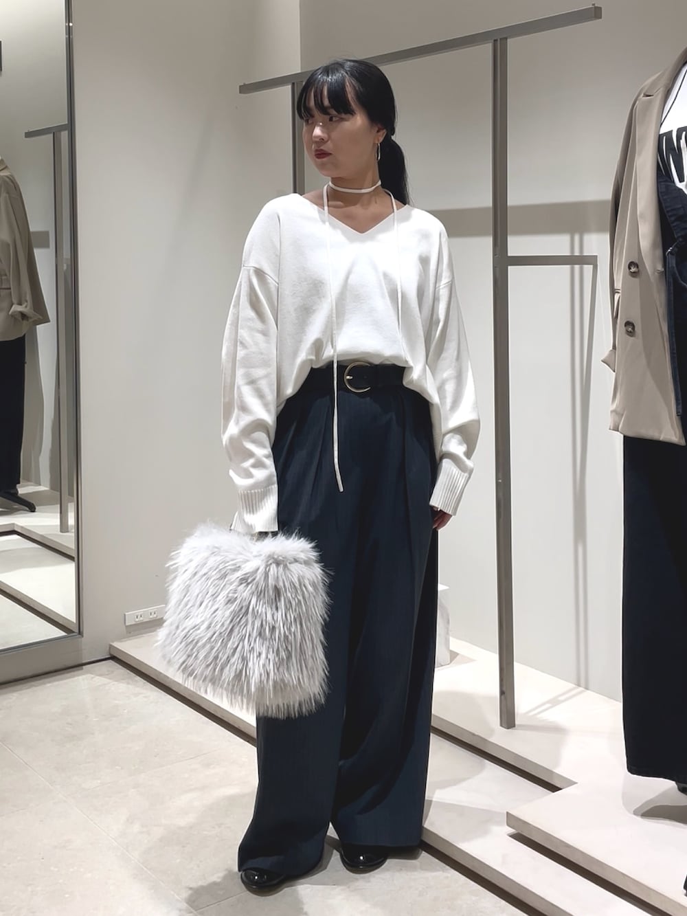 ブルー系のその他パンツ、ホワイト系のニット/セーター、ブラック系のブーツを着用したレディースの秋コーディネートの2枚目の写真