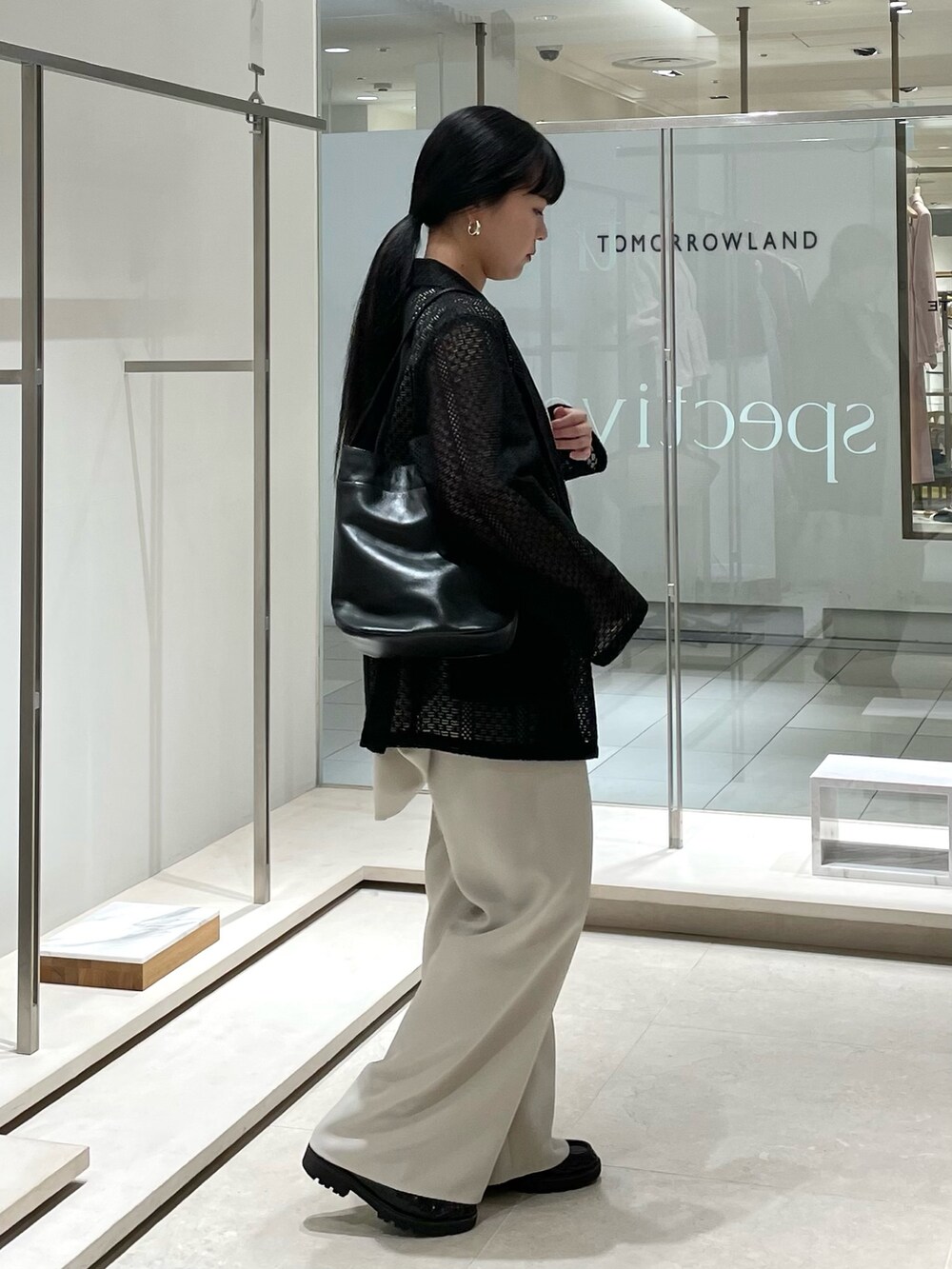 ベージュ系のその他パンツ、ブラック系のトートバッグ、ベージュ系のシャツ/ブラウスを着用したレディースの春コーディネートの4枚目の写真