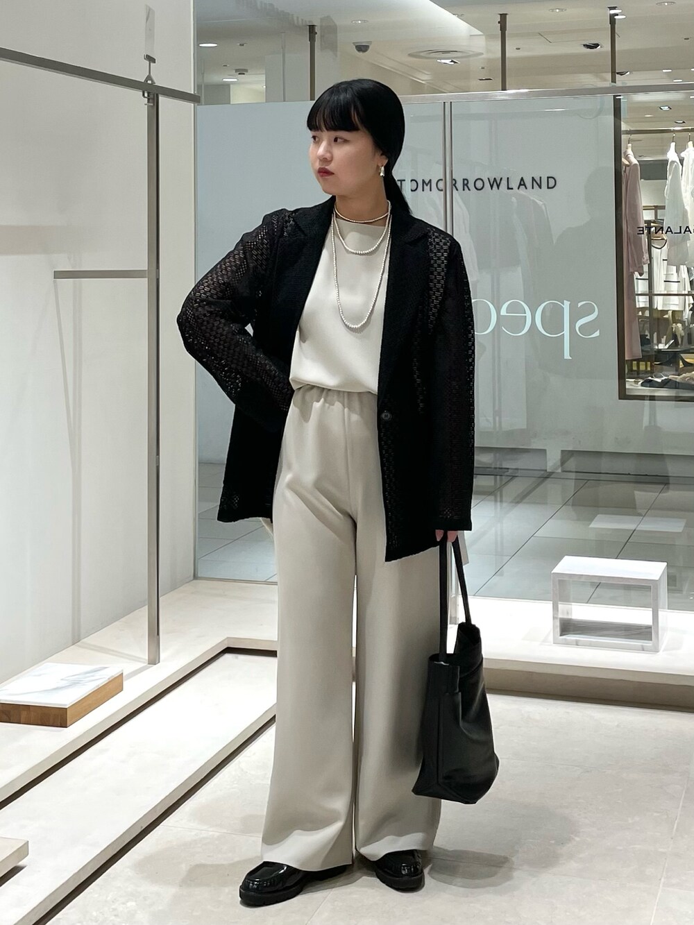 ベージュ系のその他パンツ、ブラック系のトートバッグ、ベージュ系のシャツ/ブラウスを着用したレディースの春コーディネートの5枚目の写真