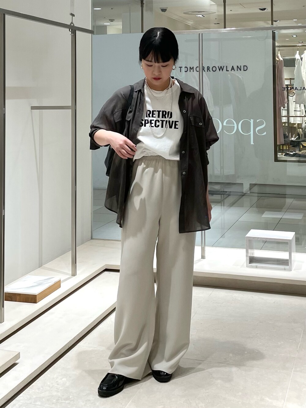 ベージュ系のその他パンツ、ホワイト系のTシャツ/カットソー、グレー系のシャツ/ブラウスを着用したレディースの春コーディネートの2枚目の写真