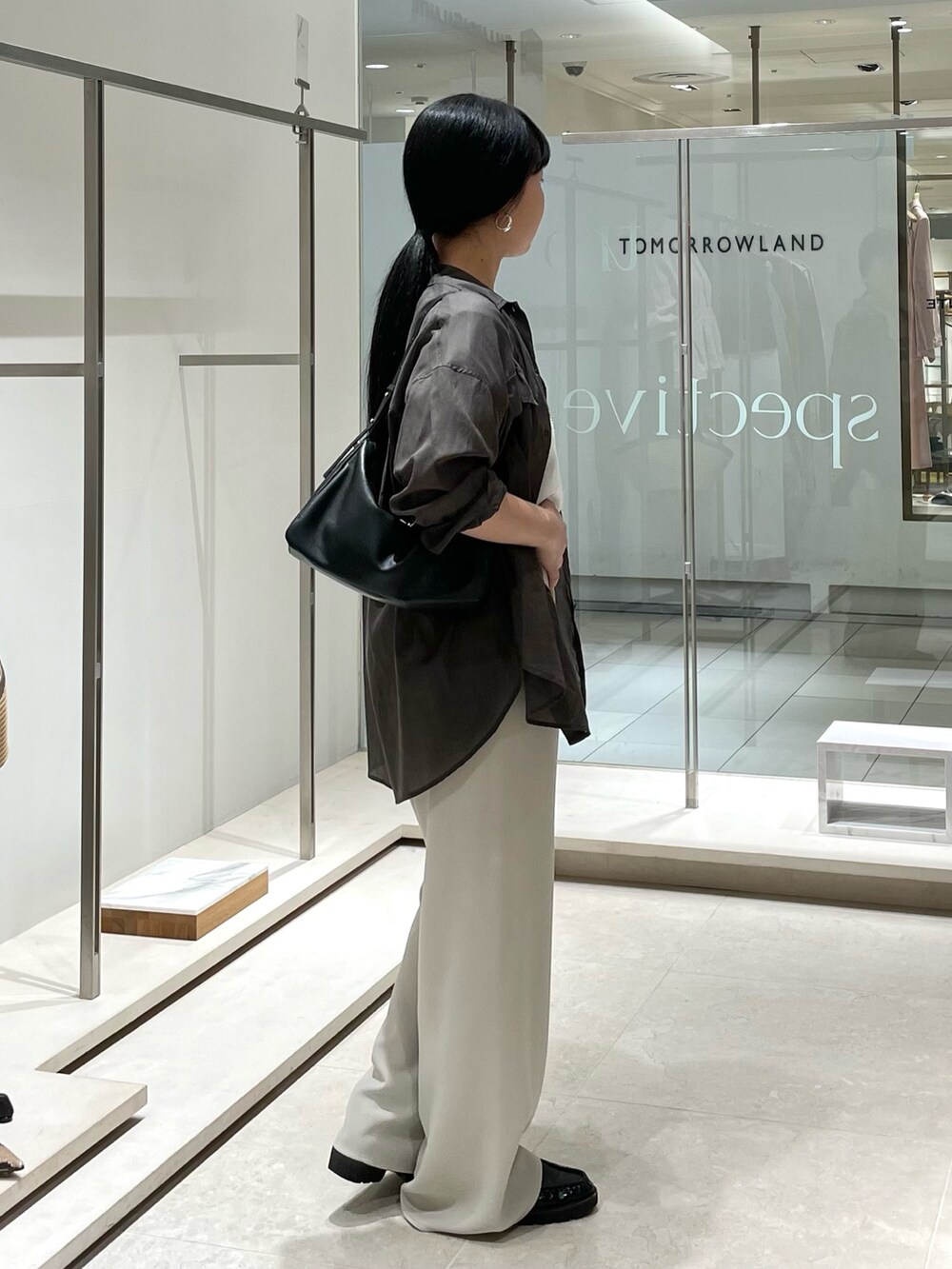ベージュ系のその他パンツ、ホワイト系のTシャツ/カットソー、グレー系のシャツ/ブラウスを着用したレディースの春コーディネートの4枚目の写真
