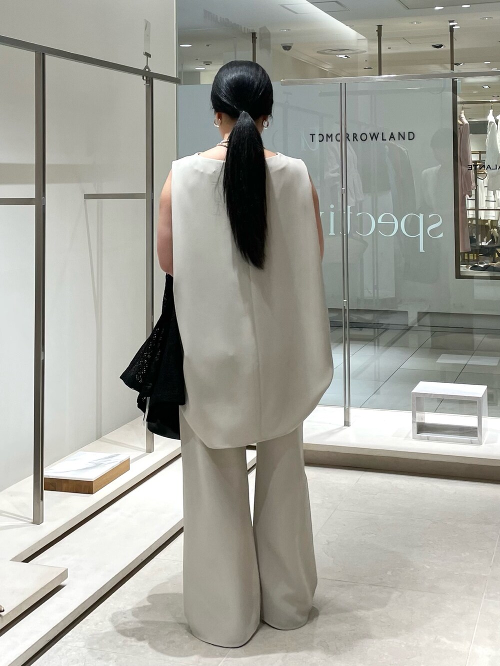 ベージュ系のその他パンツ、ブラック系のトートバッグ、ベージュ系のシャツ/ブラウスを着用したレディースの春コーディネートの8枚目の写真
