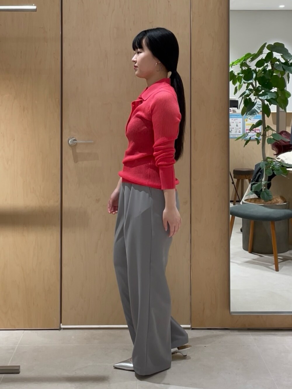 グレー系のその他パンツ、シルバー系のブーツ、ピンク系のニット/セーターを着用したレディースの春コーディネートの2枚目の写真