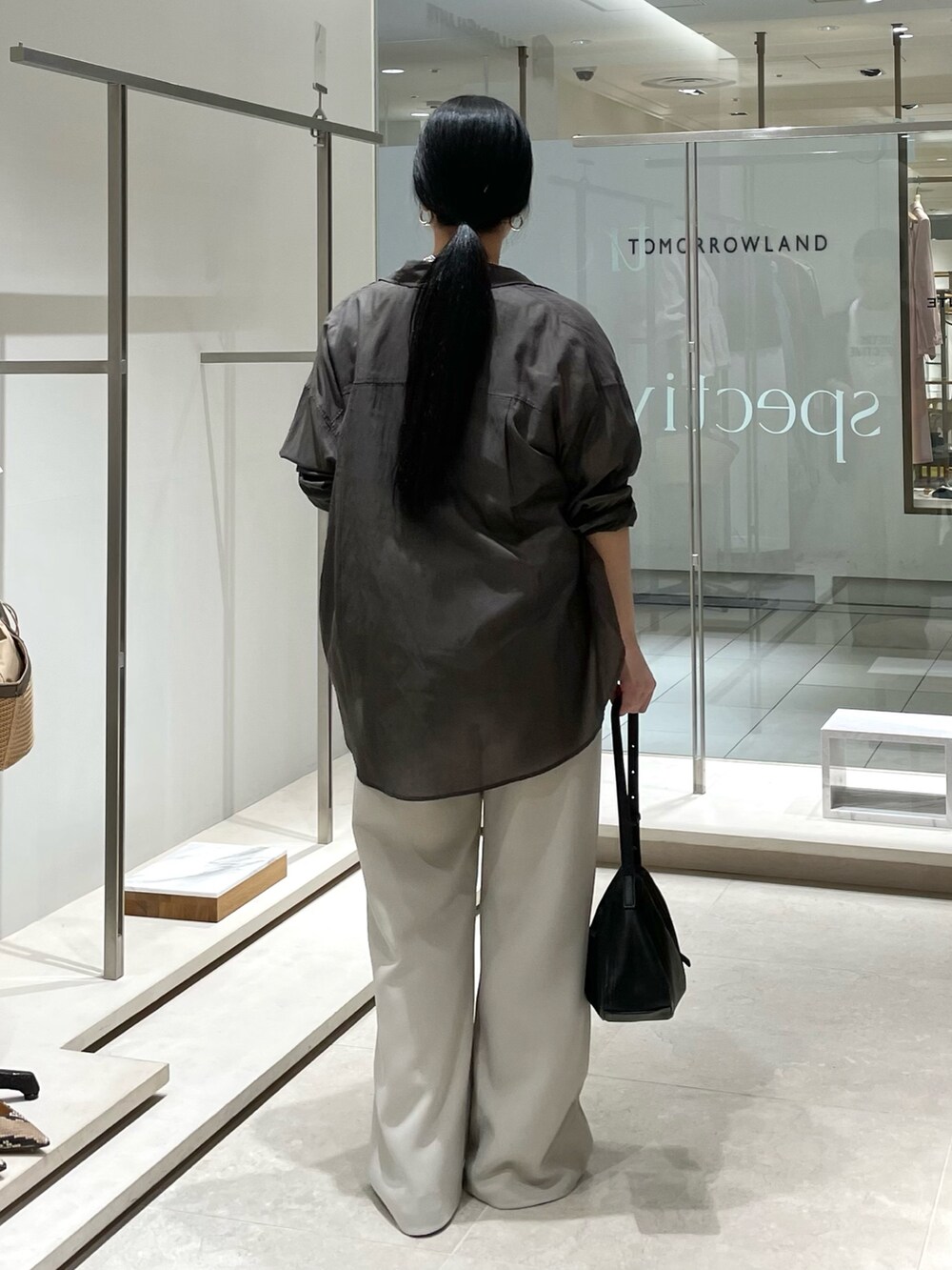 ベージュ系のその他パンツ、ホワイト系のTシャツ/カットソー、グレー系のシャツ/ブラウスを着用したレディースの春コーディネートの3枚目の写真