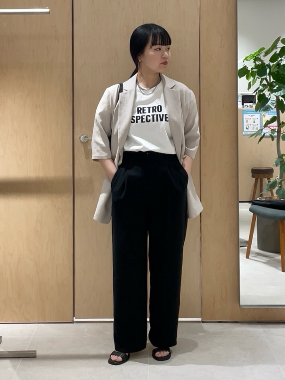 ベージュ系のテーラードジャケット、ホワイト系のTシャツ/カットソー、ブラック系のその他パンツを着用したレディースの春コーディネートの2枚目の写真