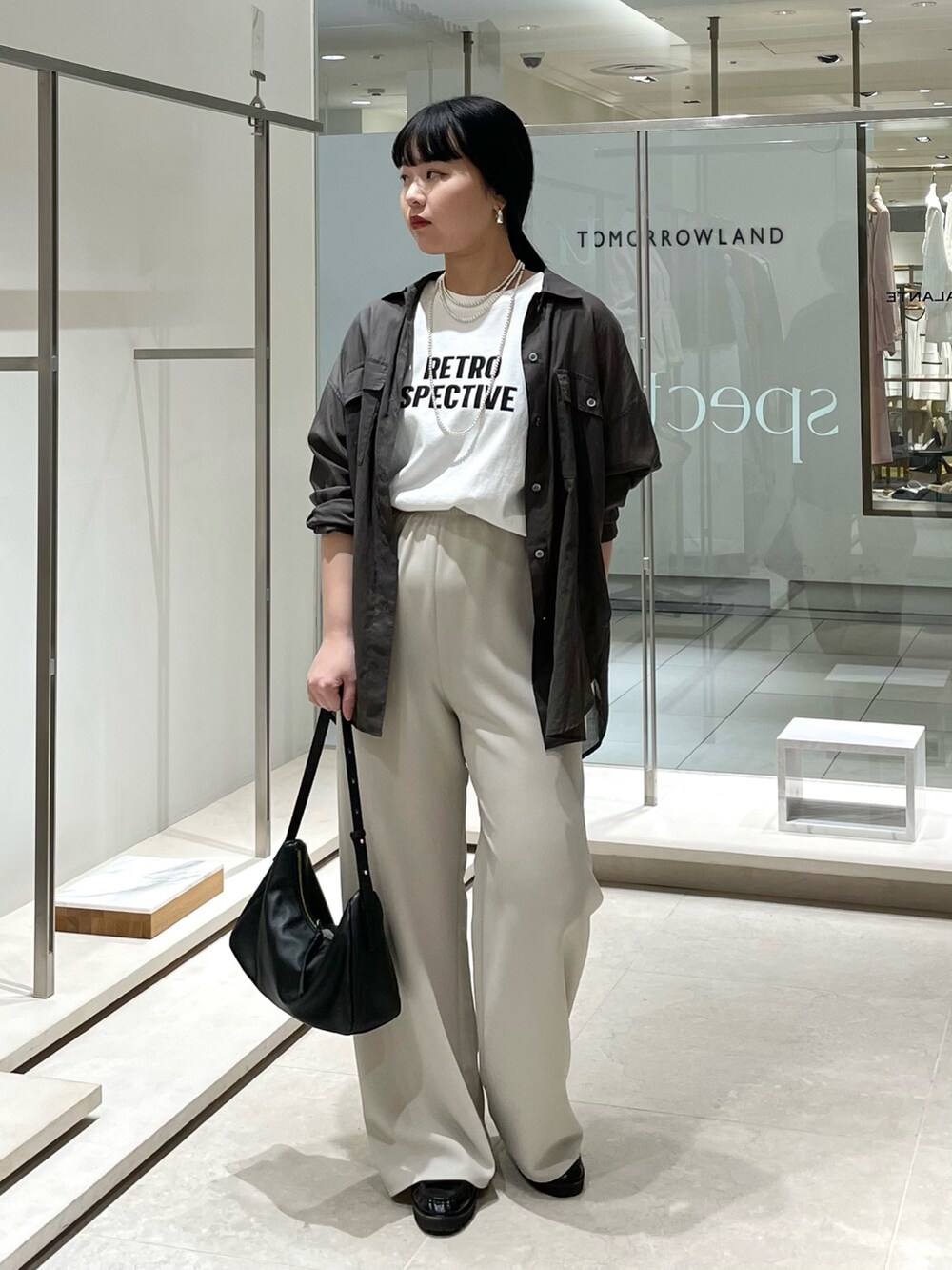 ベージュ系のその他パンツ、ホワイト系のTシャツ/カットソー、グレー系のシャツ/ブラウスを着用したレディースの春コーディネートの5枚目の写真