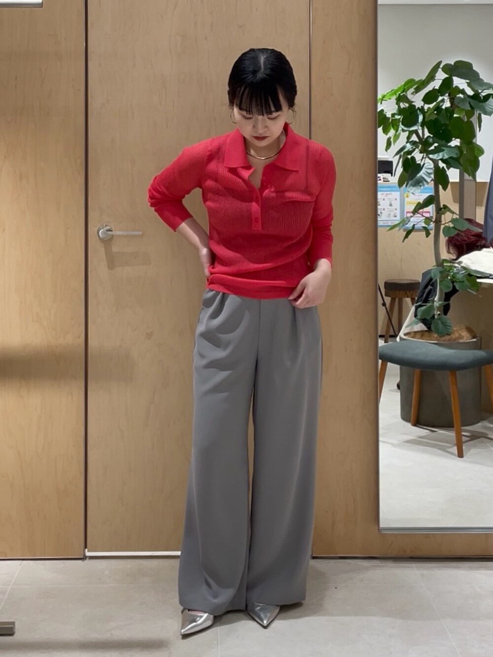 グレー系のその他パンツ、シルバー系のブーツ、ピンク系のニット/セーターを着用したレディースの春コーディネートの5枚目の写真