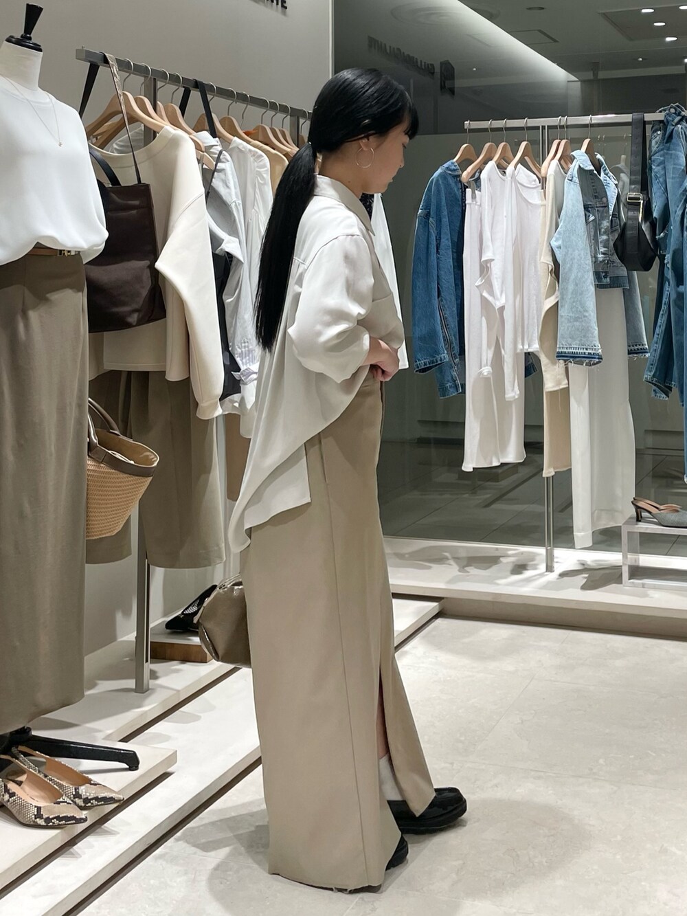 「ウェーブ、ウェーブ×イエベ春、大人カジュアル、大人カジュアルコーデ、きれいめカジュアル、ワントーン、ワントーンコーデ、タイトスカート、タイトスカートコーデ、ブラウス」｜「GALLARDAGALANTEの【CHIKAコラボアイテム】ZIPタイトスカート（スカート、ベージュ系）」を使った、ホリカワさん（レディース・155cm）の春コーディネートの4枚目の写真