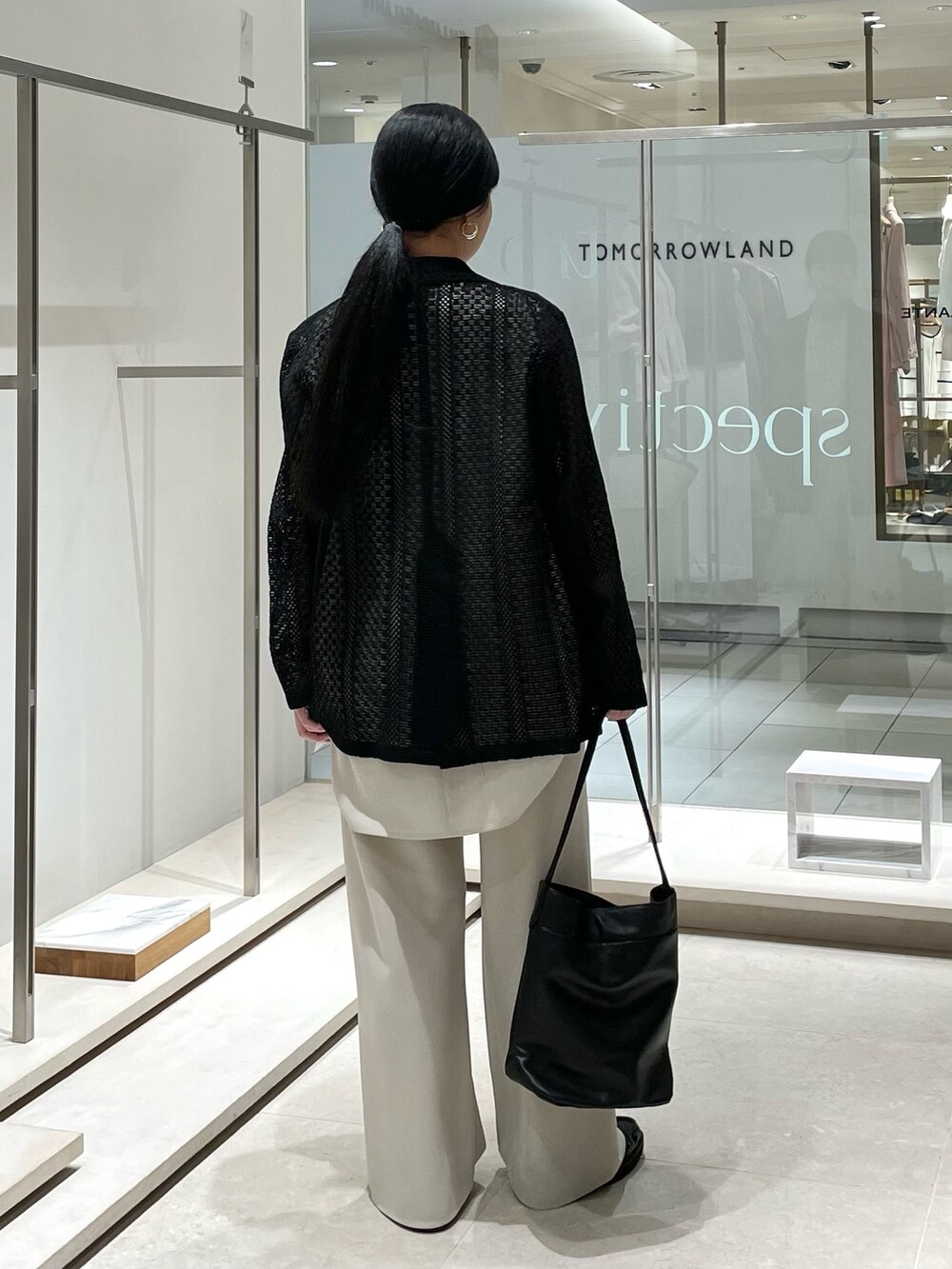 ベージュ系のその他パンツ、ブラック系のトートバッグ、ベージュ系のシャツ/ブラウスを着用したレディースの春コーディネートの3枚目の写真