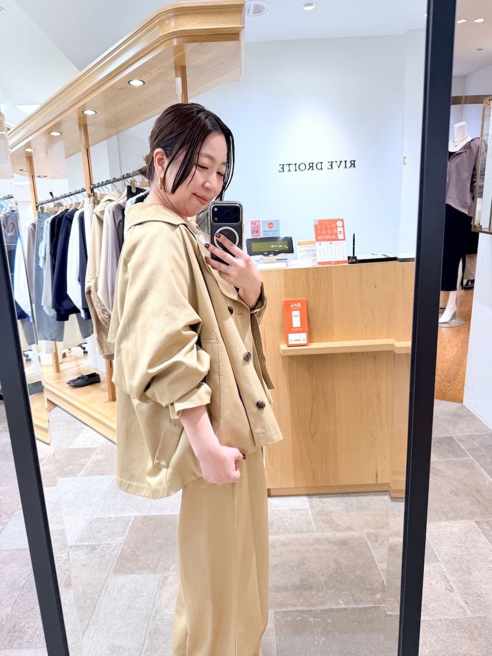 ベージュ系のトレンチコート、ベージュ系のその他パンツ、ホワイト系のTシャツ/カットソーを着用したレディースの春コーディネートの2枚目の写真