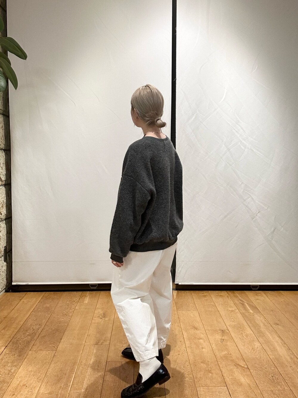 グレー系のその他トップス、ホワイト系のパンツを着用したレディースの秋コーディネートの3枚目の写真