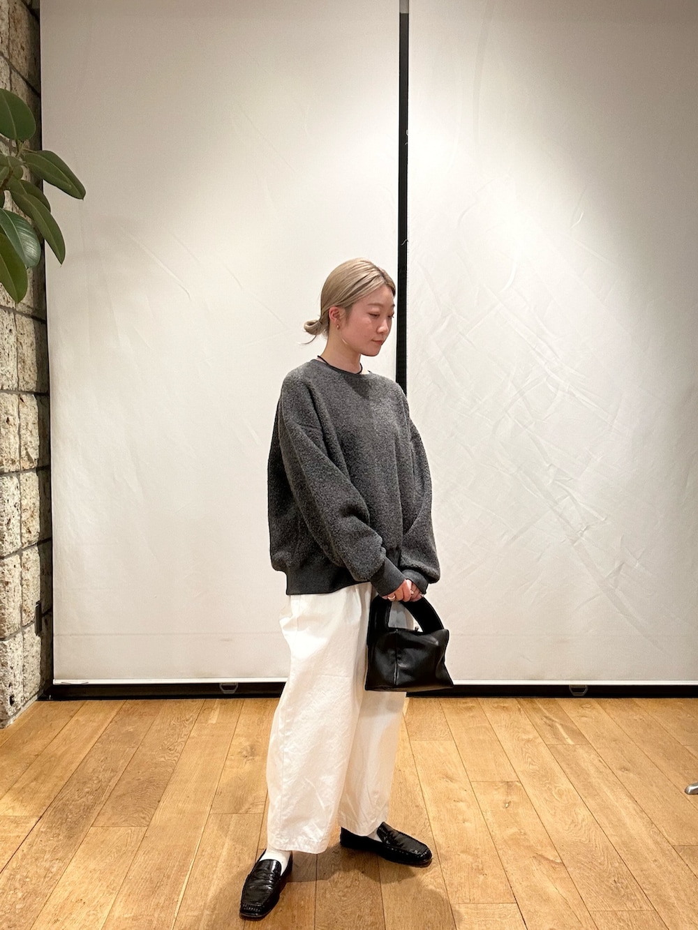 グレー系のその他トップス、ホワイト系のパンツを着用したレディースの秋コーディネートの2枚目の写真