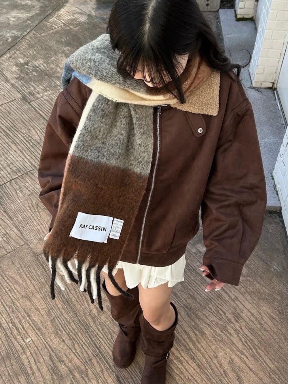 「マフラー、ブルゾン、アウター、ロングブーツ、春コーデ、レイカズン(Ray Cassin)、骨格ウェーブ、骨格ストレート」｜「RAY CASSINのキルティング中綿レザーブルゾン（ブルゾン、ブラウン系）」を使った、RAYCASSIN_officialさん（レディース・159cm）の冬コーディネートの3枚目の写真
